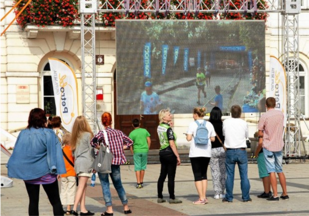 Mieszkańcy płocka oglądający poczyniania uczestników